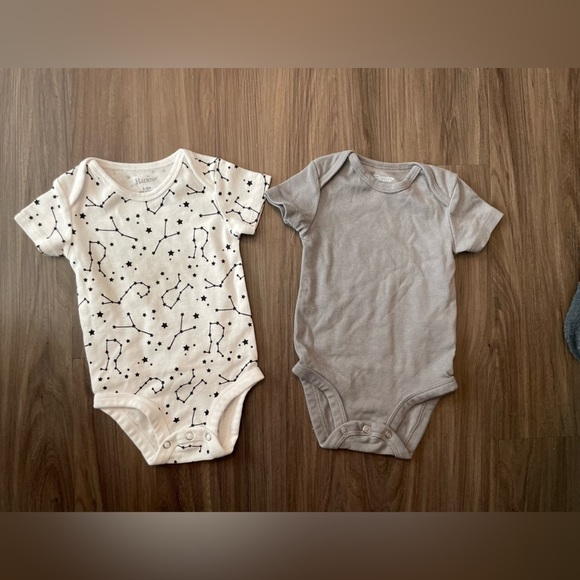 Hanes White and Gray Bodysuits Soft Stretchy One Pieces size 6-12M - Picture 2 of 3